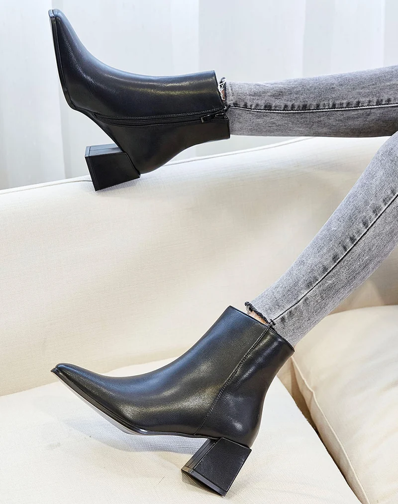 Bottines noires à talon et bout carrés