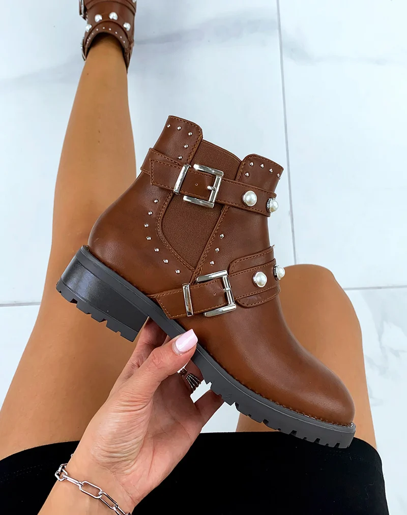 Bottines basses camel cloutées et perlées