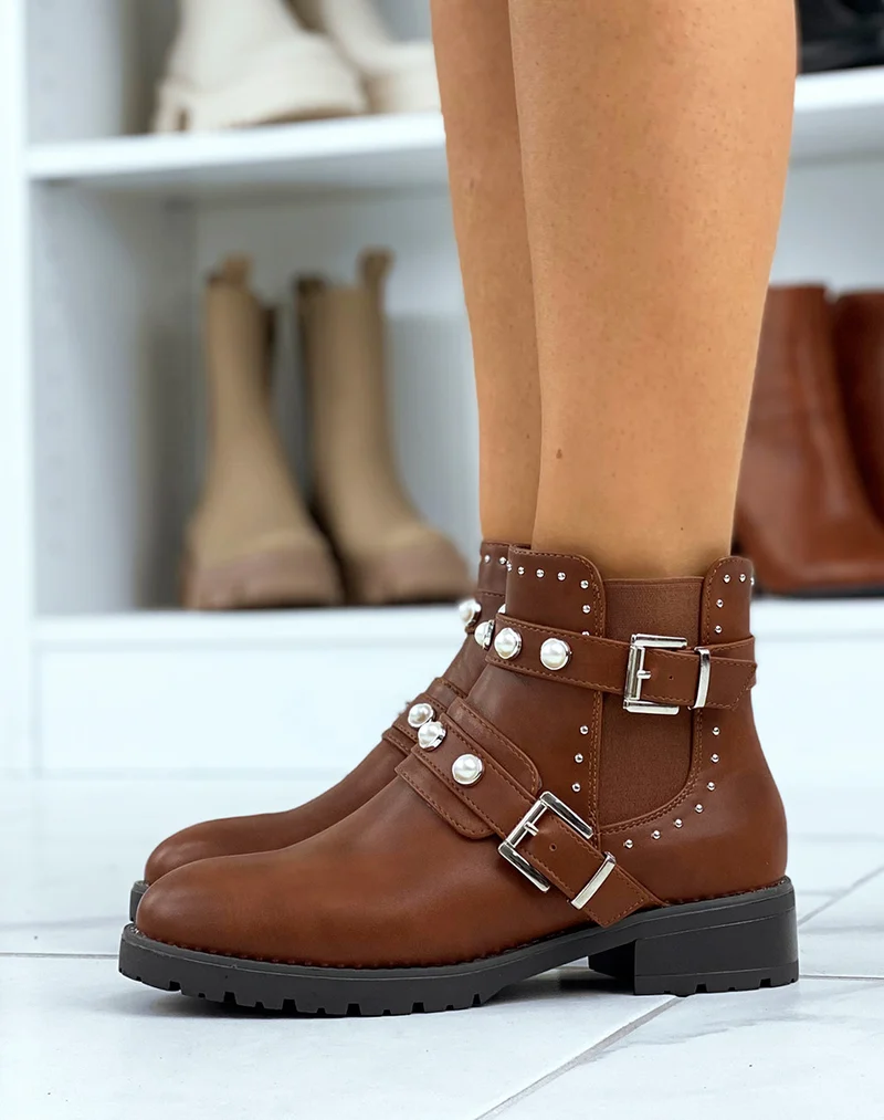 Bottines basses camel cloutées et perlées