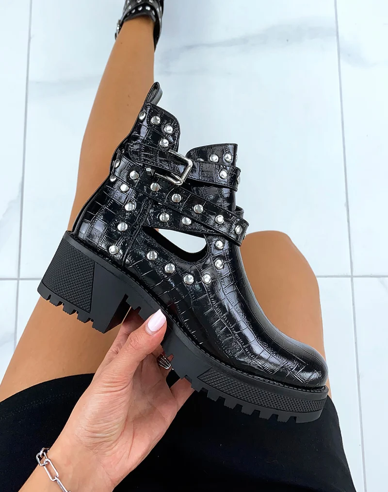 Bottines noires effet croco à lanières cloutées