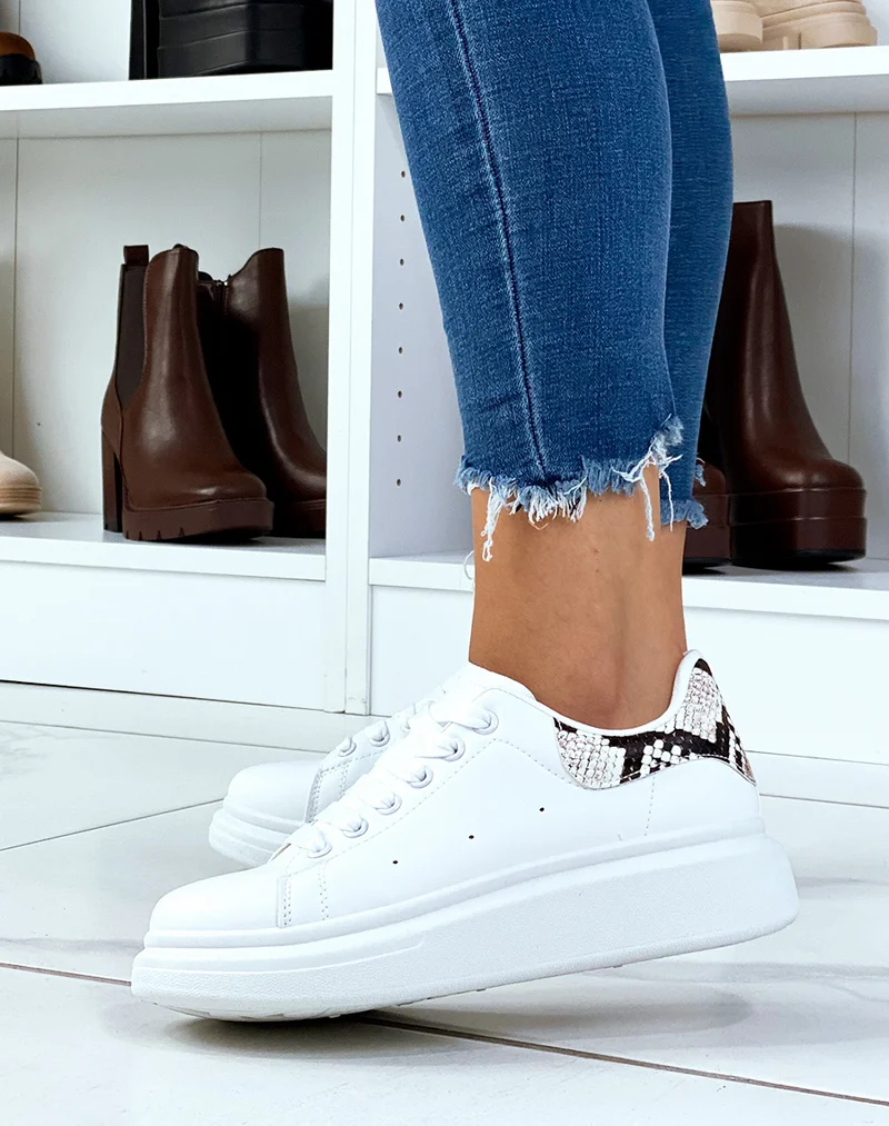 Basket blanches avec empiècement arrière noir ornées de strass