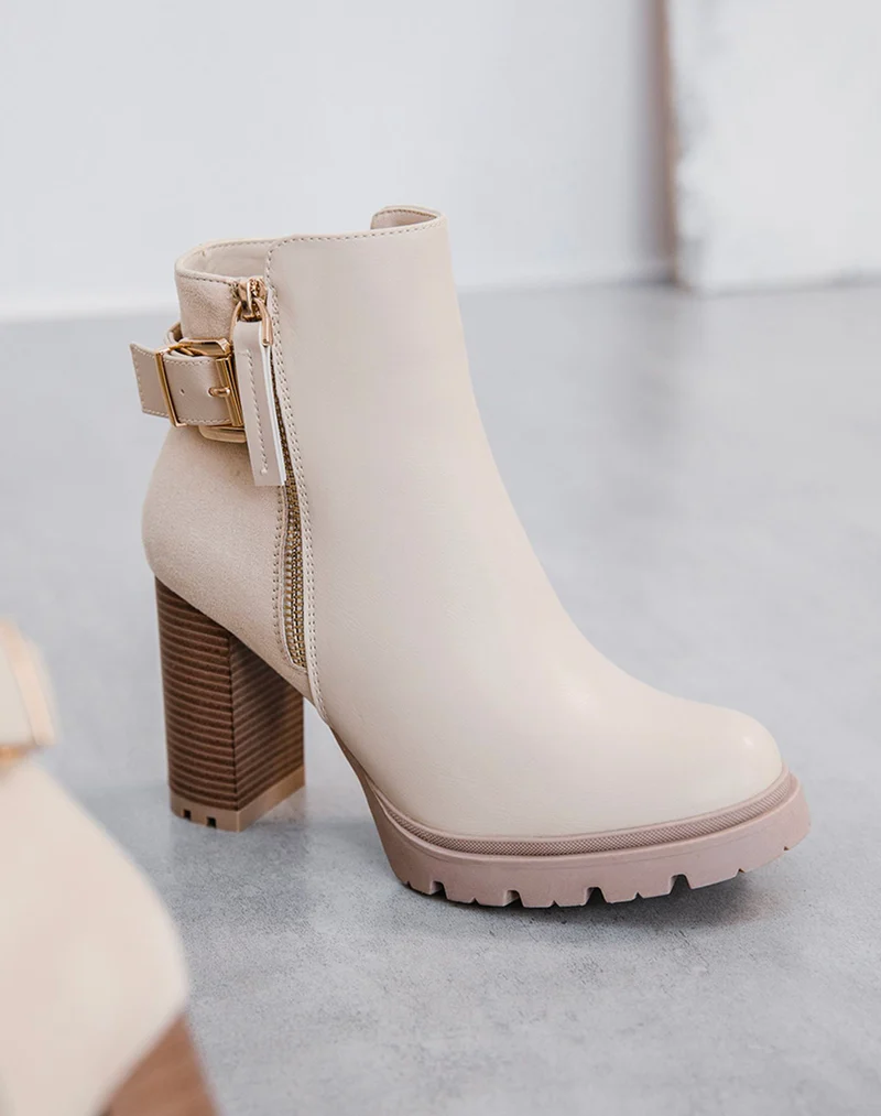 Bottines beiges bi-matières à talons crantés avec sangle