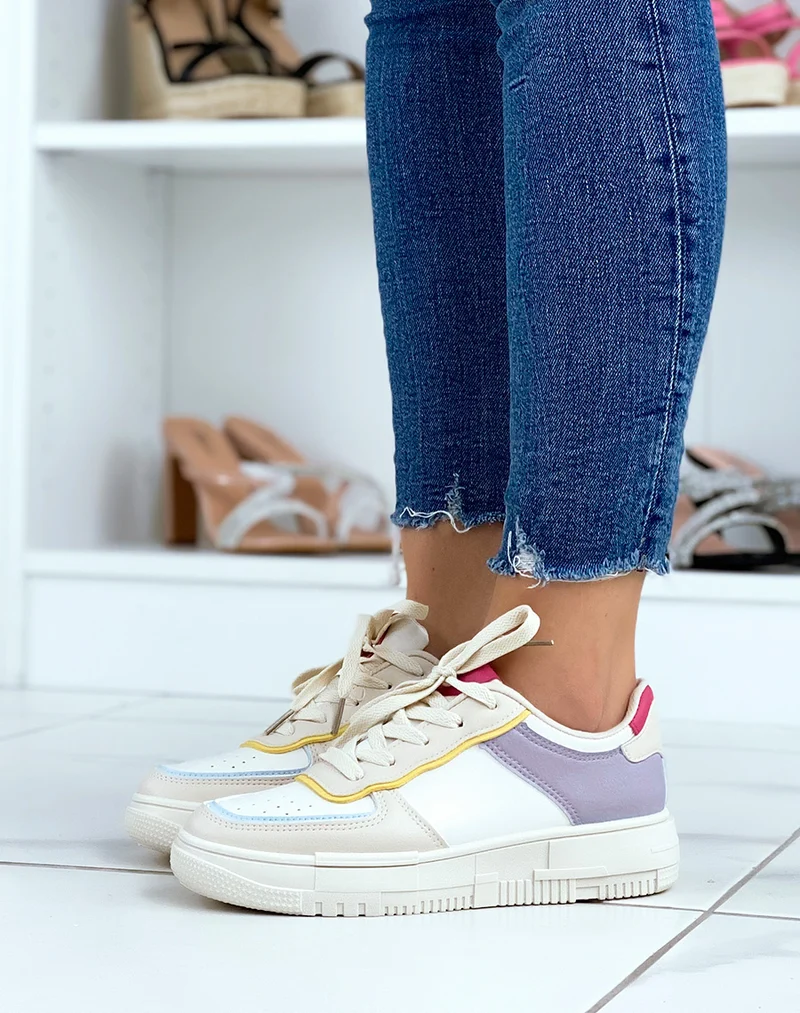 Baskets blanches à empiècements beiges violets roses jaunes et bleus