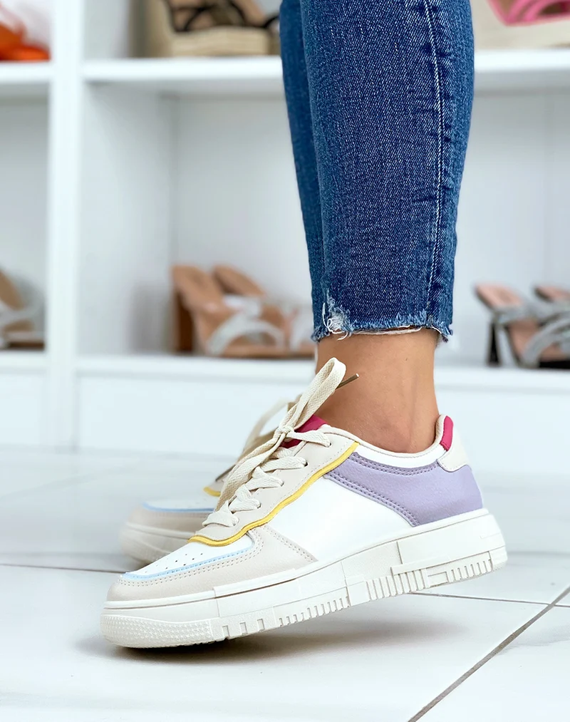 Baskets blanches à empiècements beiges violets roses jaunes et bleus