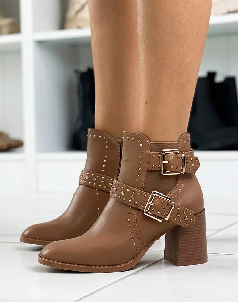 Bottines marrons cloutées à talon et bout carré