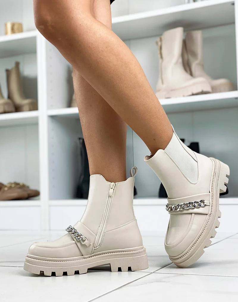 Bottines beiges ornées d’une chaine argentée