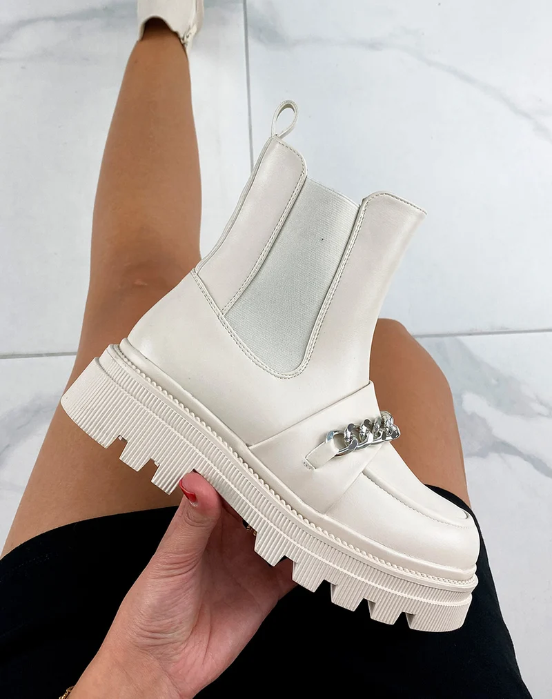 Bottines beiges ornées d’une chaine argentée