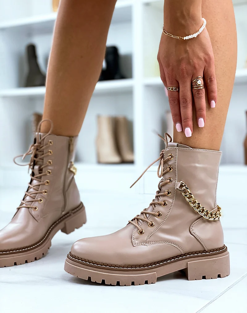 Bottines hautes beige ornées d’une chaine dorée