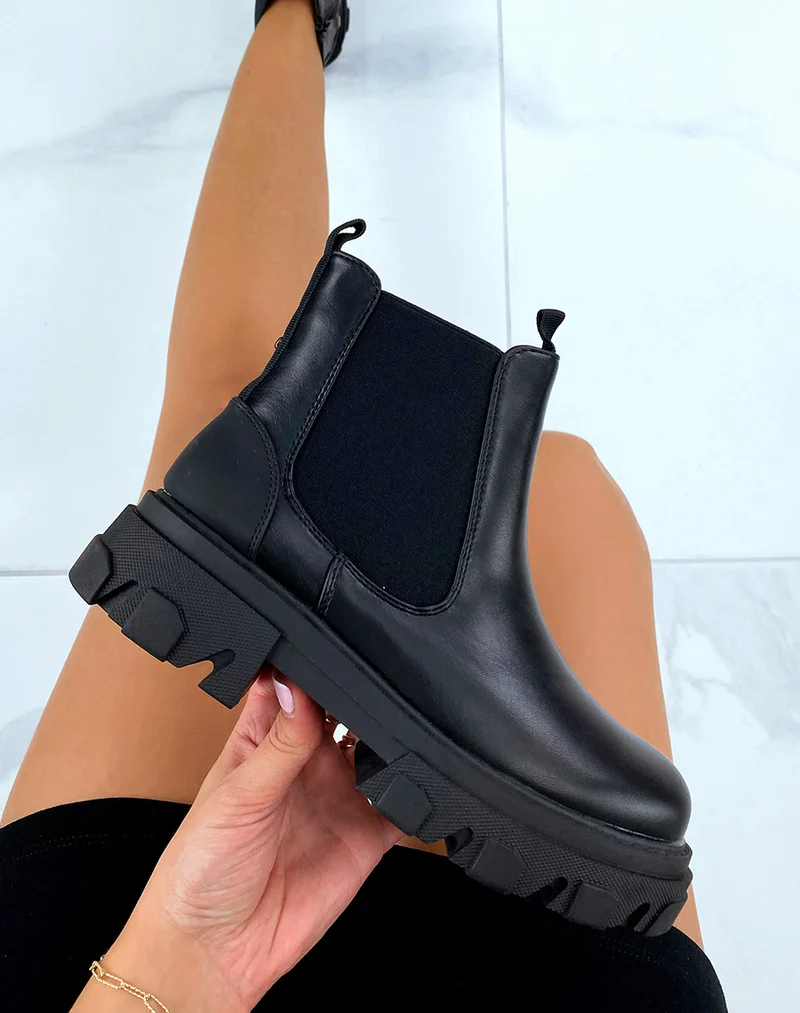 Chelsea boots noires ornées d’un empiècement gommé