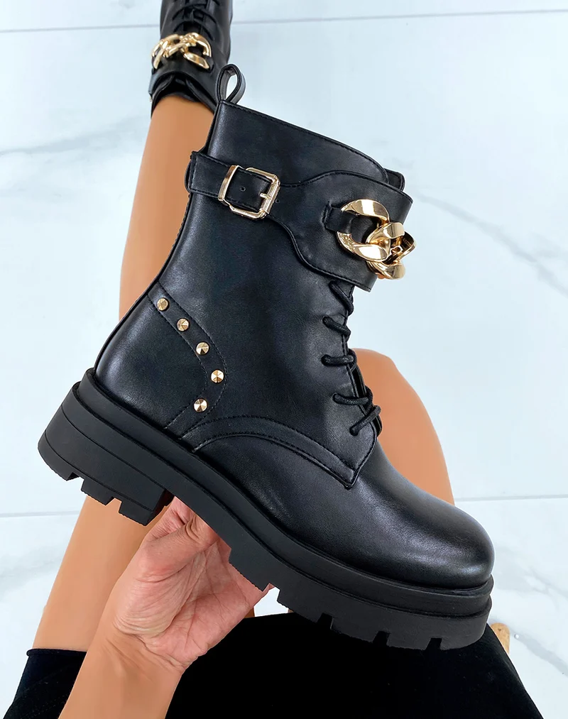 Bottines noires montantes à clous et chaîne dorées