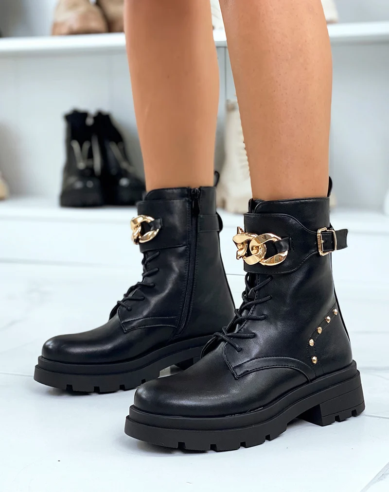 Bottines noires montantes à clous et chaîne dorées