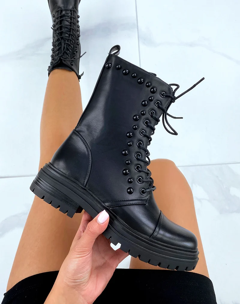 Bottines noires montantes à lacet et perles noires
