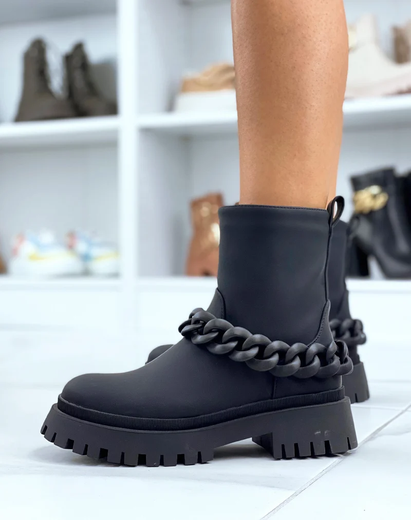 Bottines noires effet imperméable à chaîne noire et semelle crantée