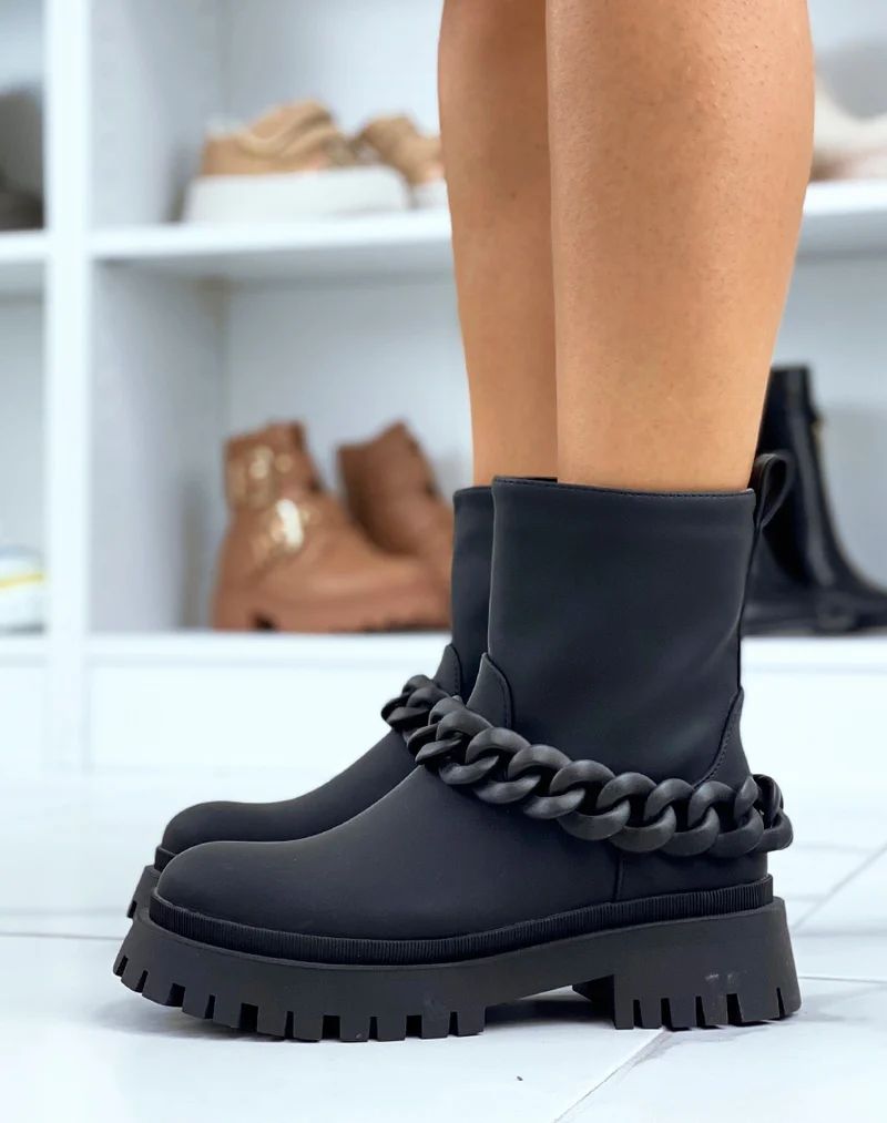 Bottines noires effet imperméable à chaîne noire et semelle crantée