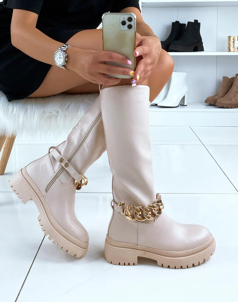 Bottes hautes beiges ornées d’une chaîne dorée