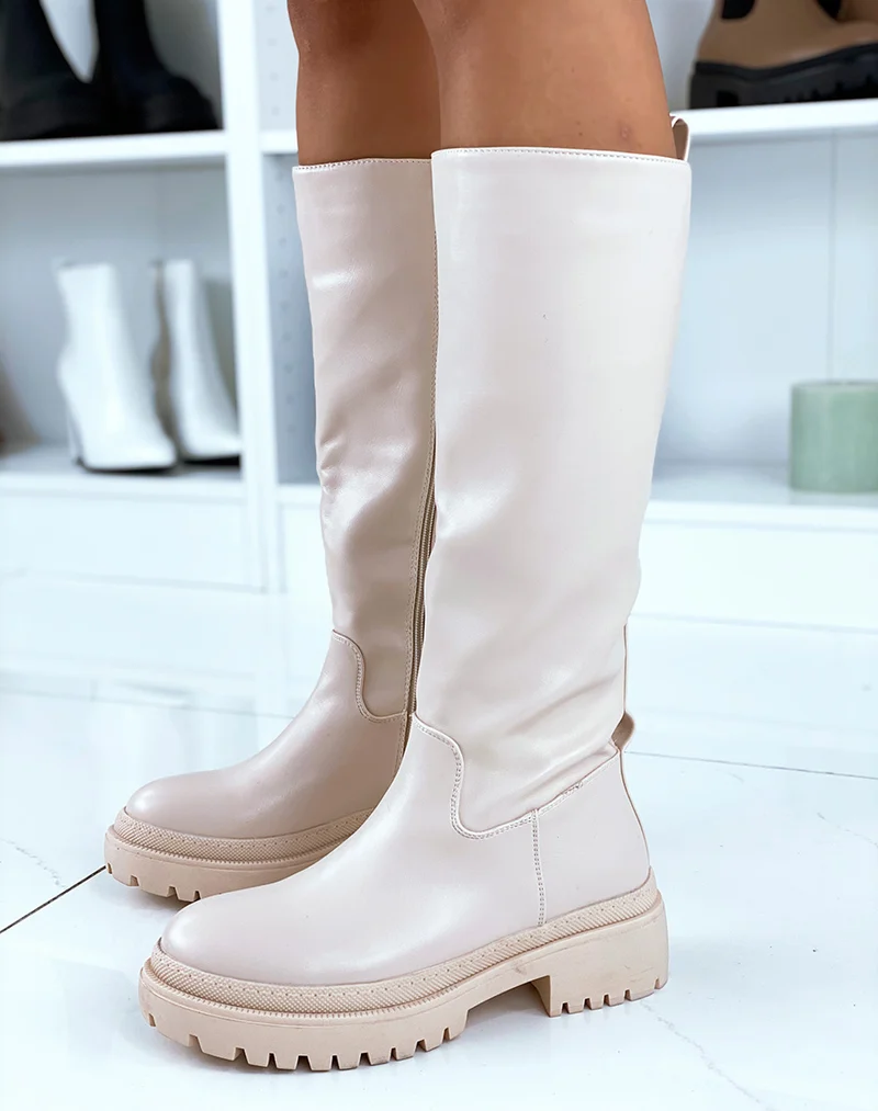 Bottes hautes beiges ornées d’une chaîne dorée