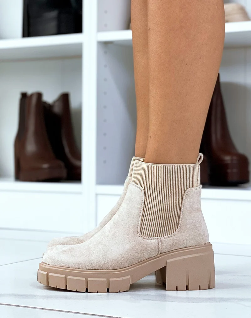 Bottines beiges en suédine style chelsea à semelle crantée talonnée