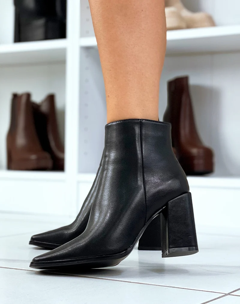 Bottines noires à talon et à bout carré