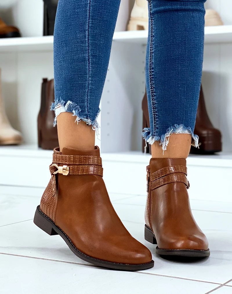 Bottines plates camel à double lanières et bijoux dorés