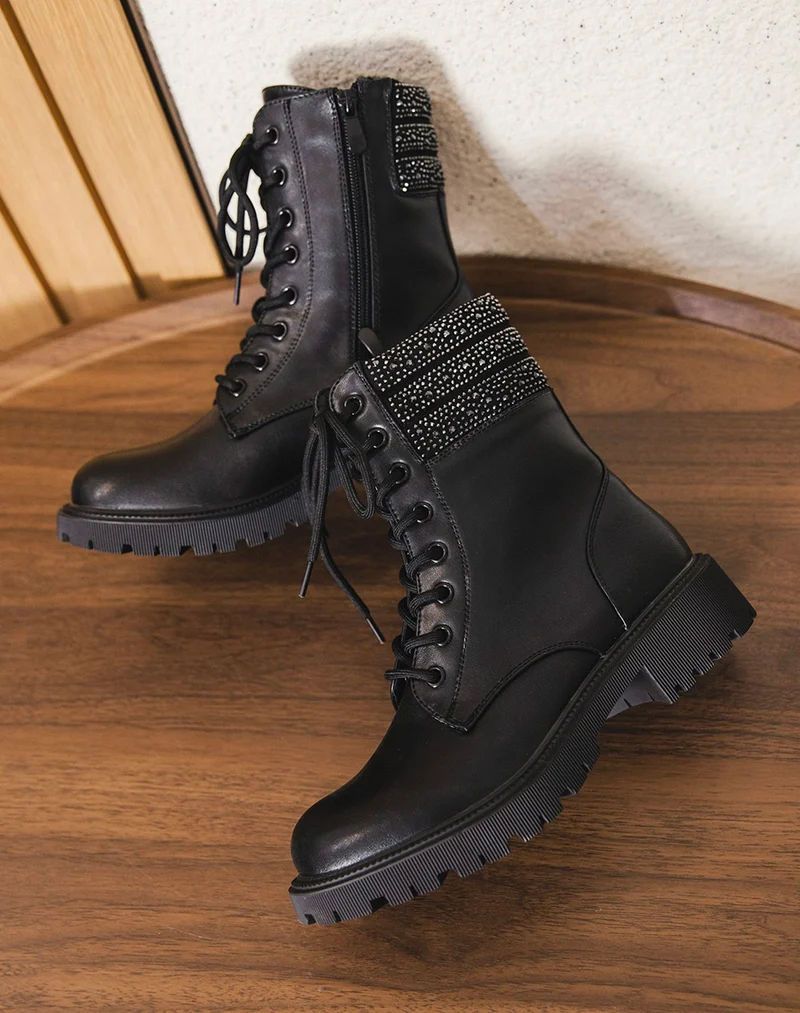 Bottines noires montantes à lacet et à strass