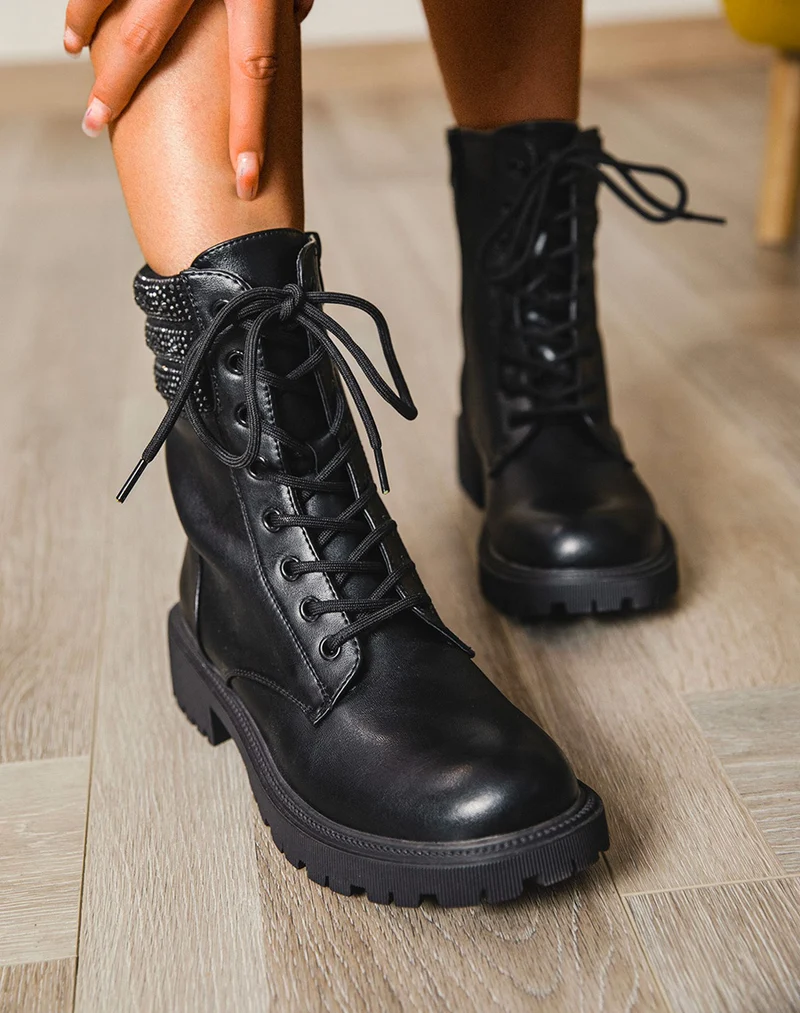 Bottines noires montantes à lacet et à strass