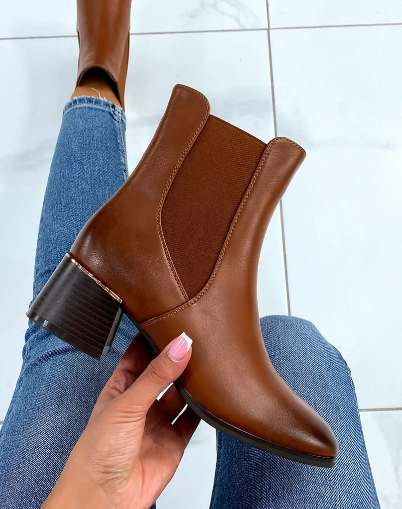 Bottines camel bout carré à talon à détail argenté