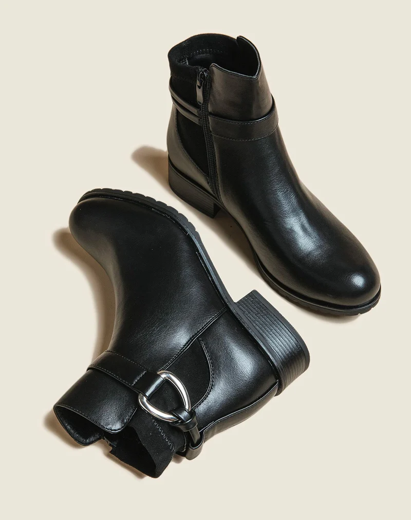 Bottines noires à lanière à anneau argenté