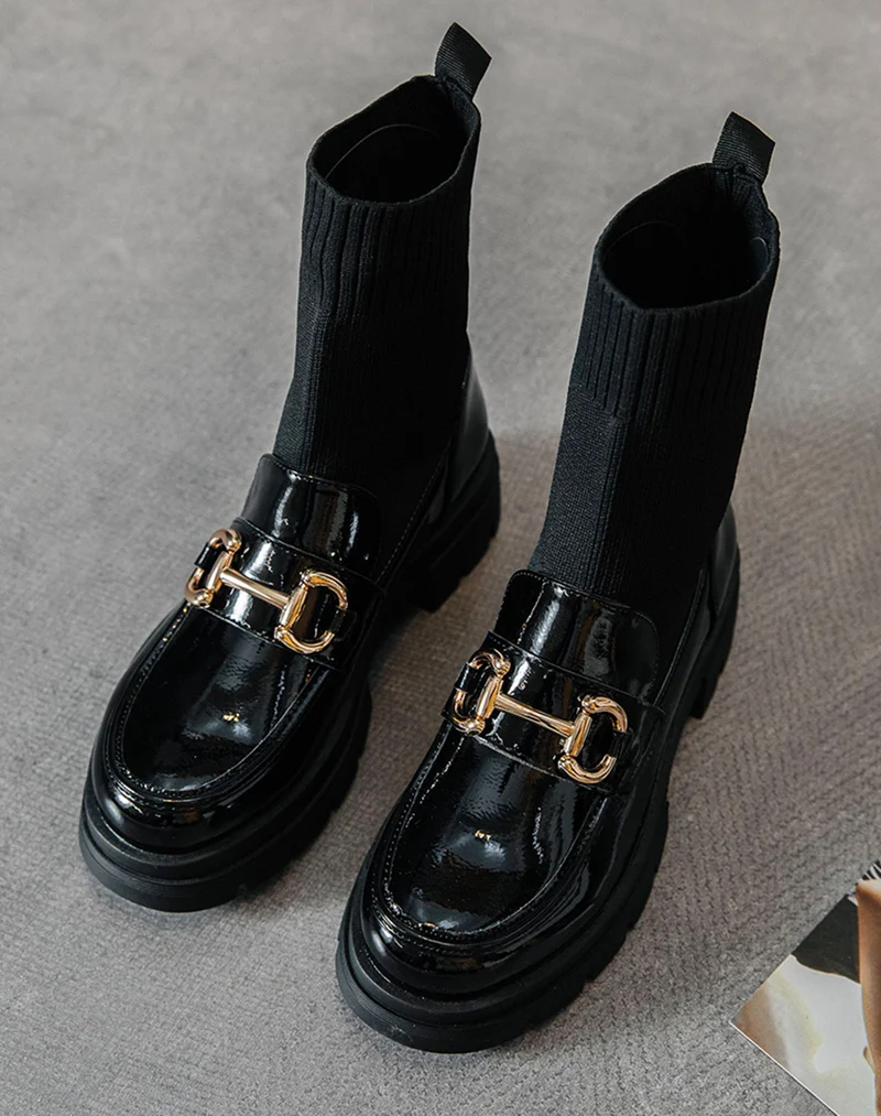 Mocassins noirs vernis à chaussette montante et détail doré