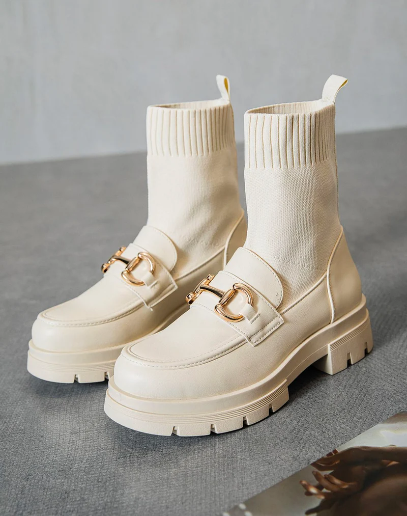 Mocassins beiges à chaussette montante et détail doré