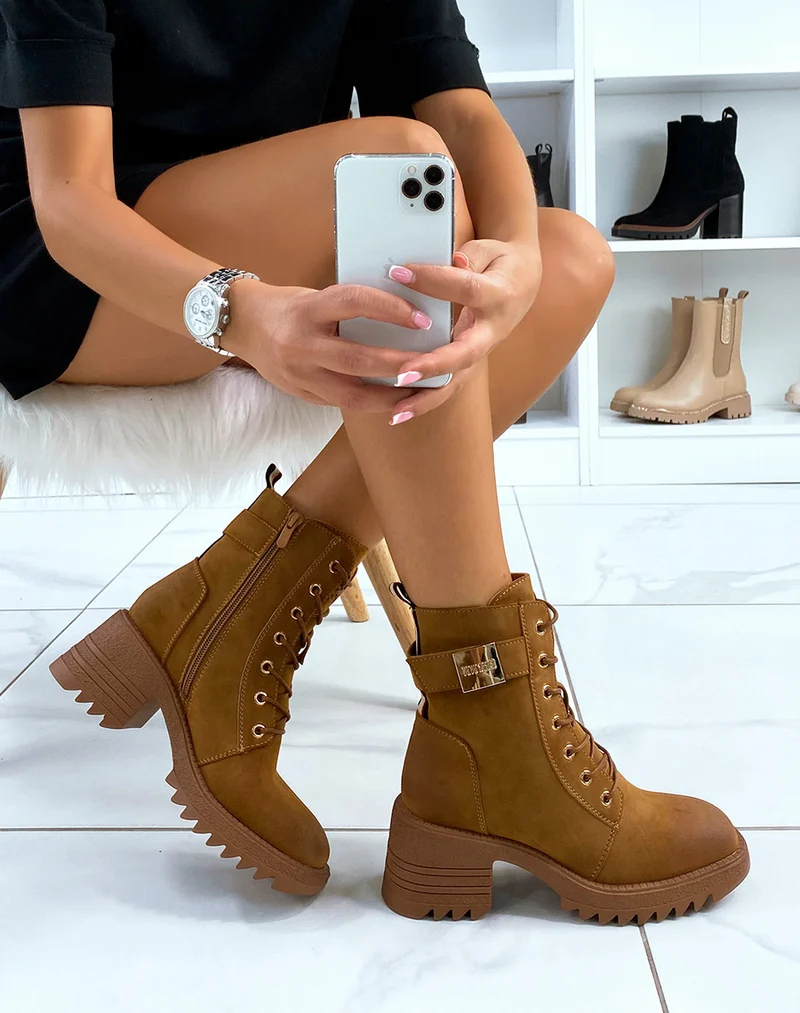 Bottines camel à lacet et boucle dorée