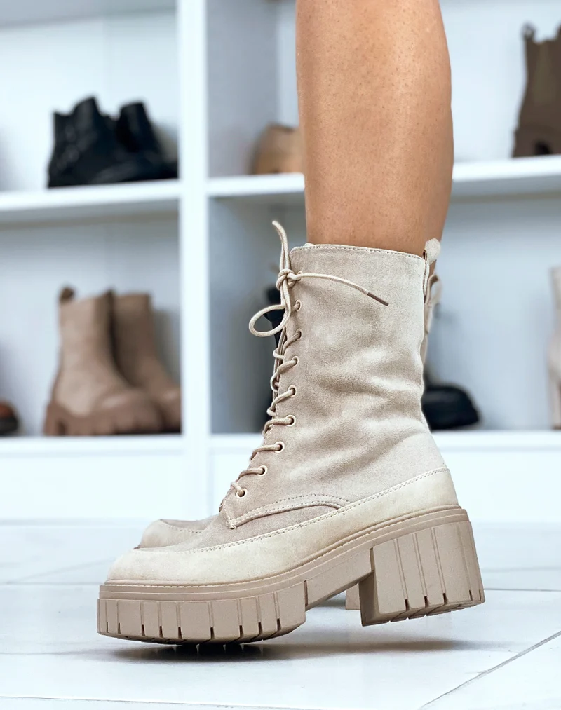 Bottines montantes beiges en suédine à lacet et semelle épaisse