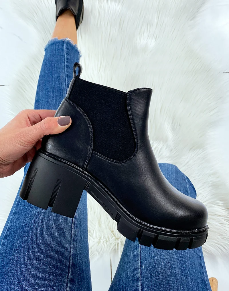 Bottine noire à talon épais
