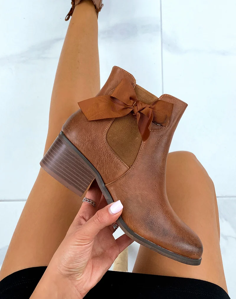 Bottines camel en similicuir avec noeud intégrées