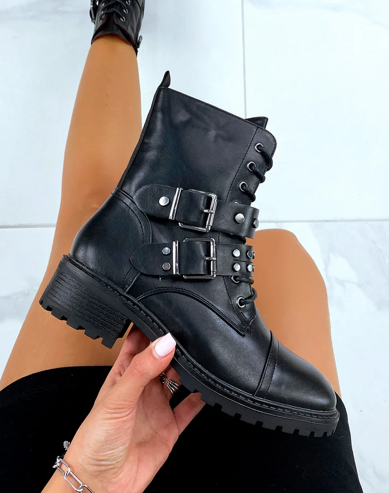 Bottines noires à lacet et bride cloutées