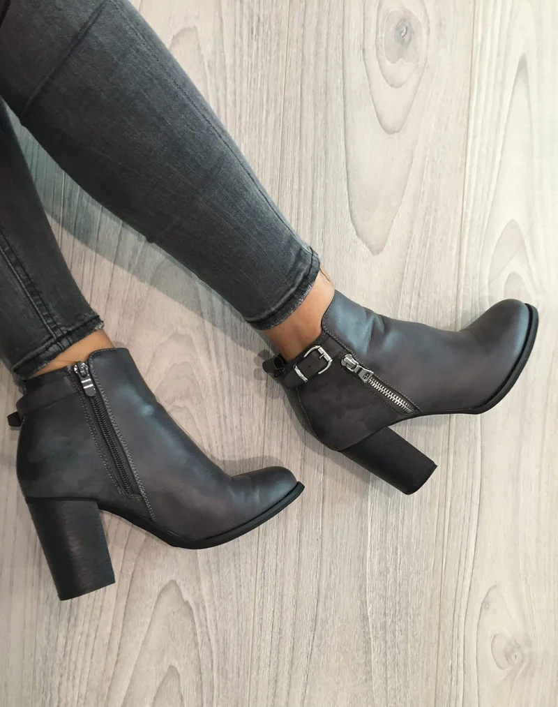 Bottines à talons grises bi matières avec sangle
