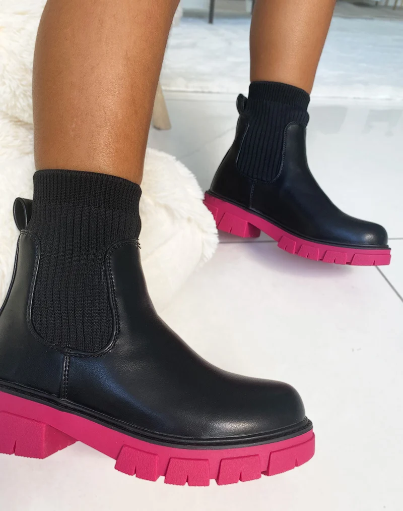 Bottines effet chaussette noires à semelle rose