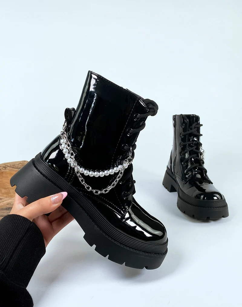 Bottines noires effet miroir à lacet