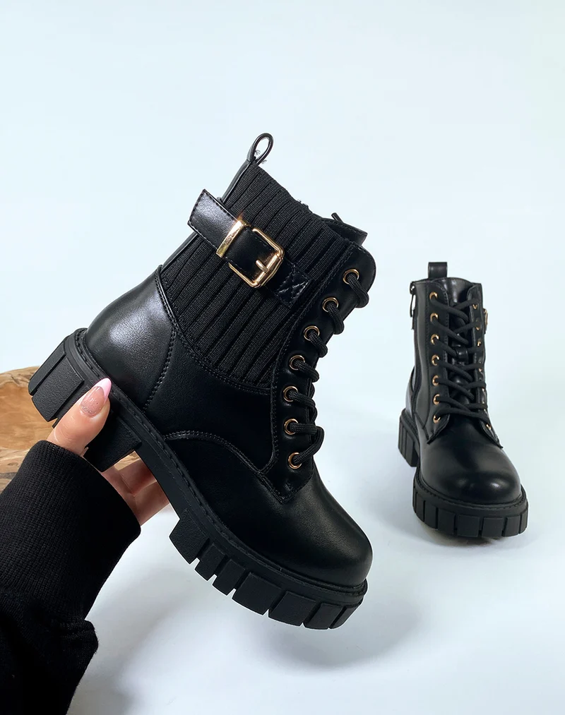 Bottines noires à lacets et détails dorés