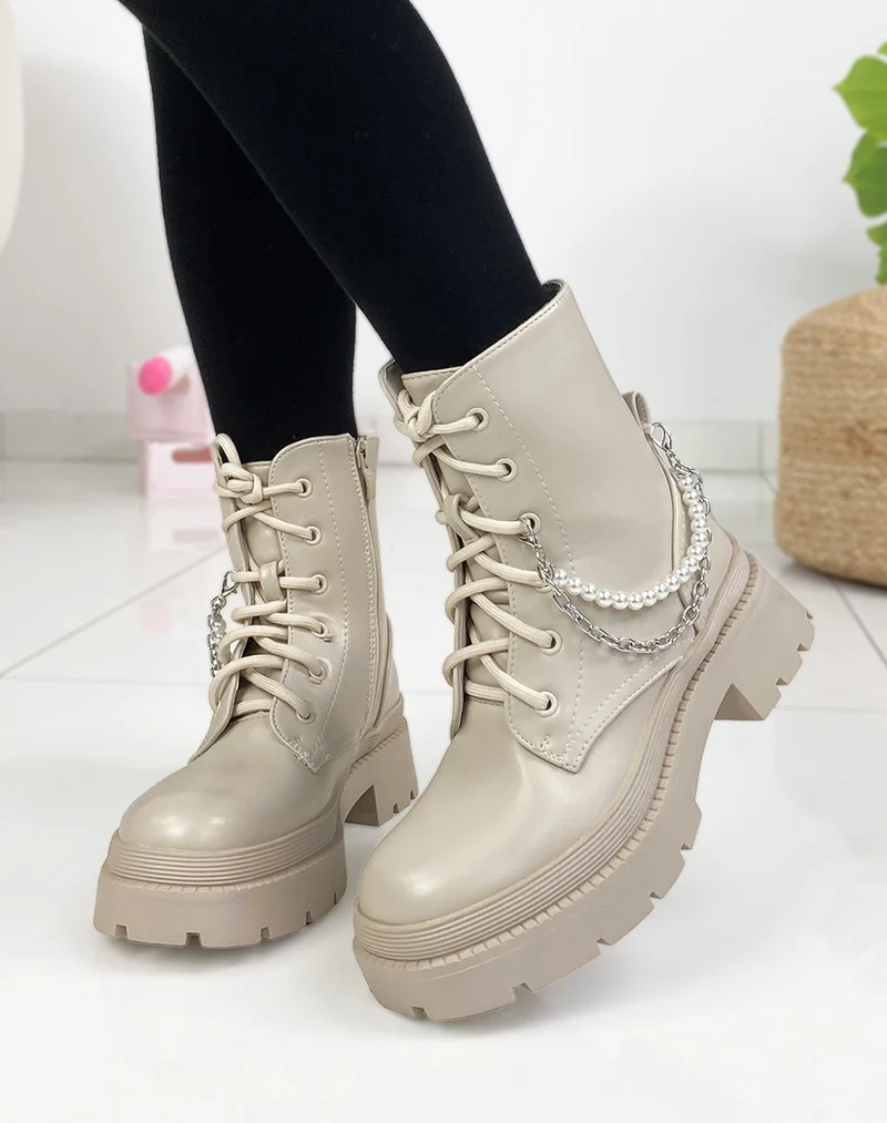 Bottines beiges à lacets et détails en perle