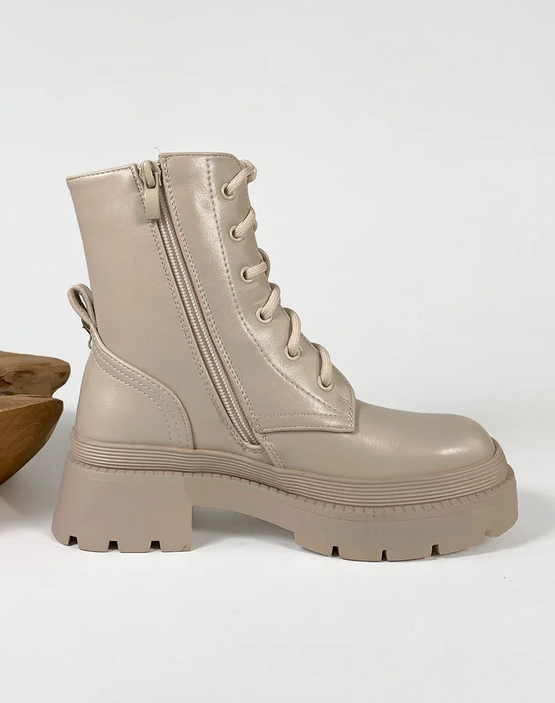 Bottines beiges à lacets et détails en perle