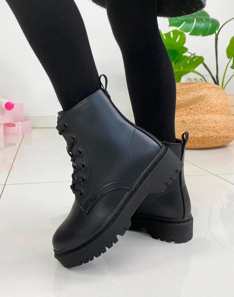 Bottines noires à lacets effet mat