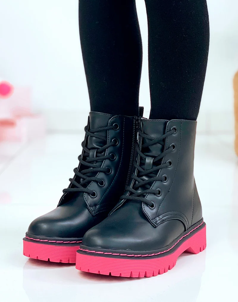 Bottines noires à lacets et semelle rose