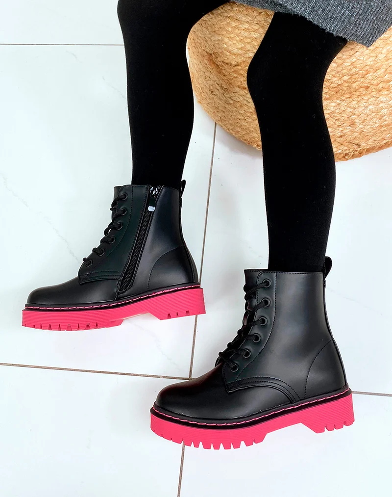 Bottines noires à lacets et semelle rose