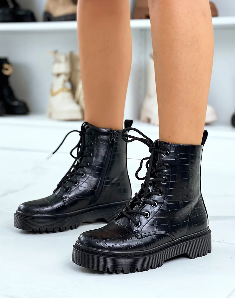 Bottines noires montantes effet croco à lacets