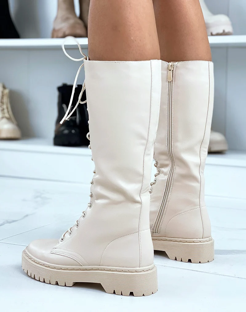Bottes beiges lacées à semelle plate et crantée