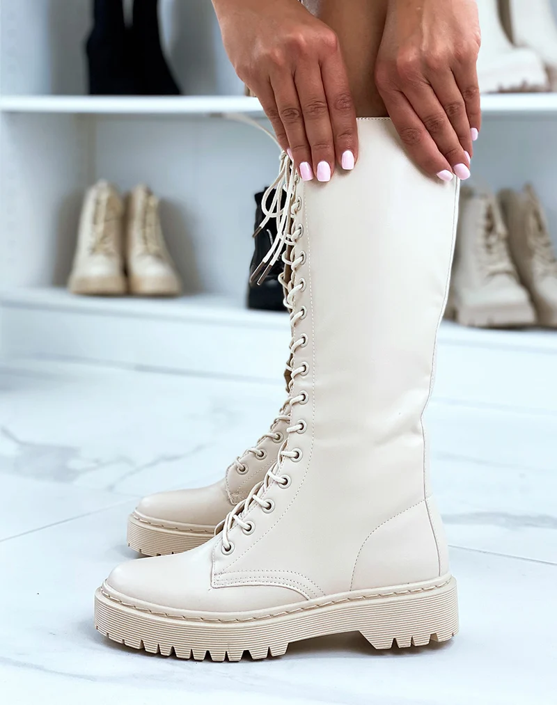 Bottes beiges lacées à semelle plate et crantée