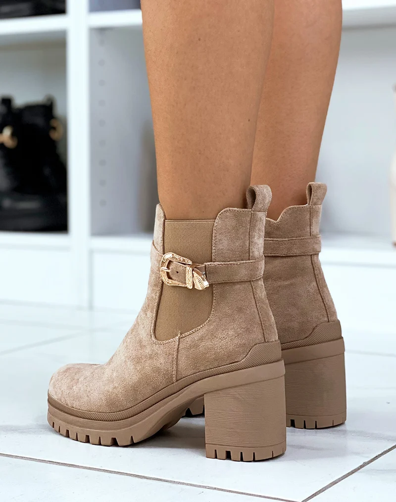 Bottines beiges à talons effet daim à élastique et sangle ornée de détails dorés