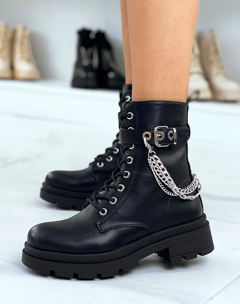 Bottines noires à chaîne argentée