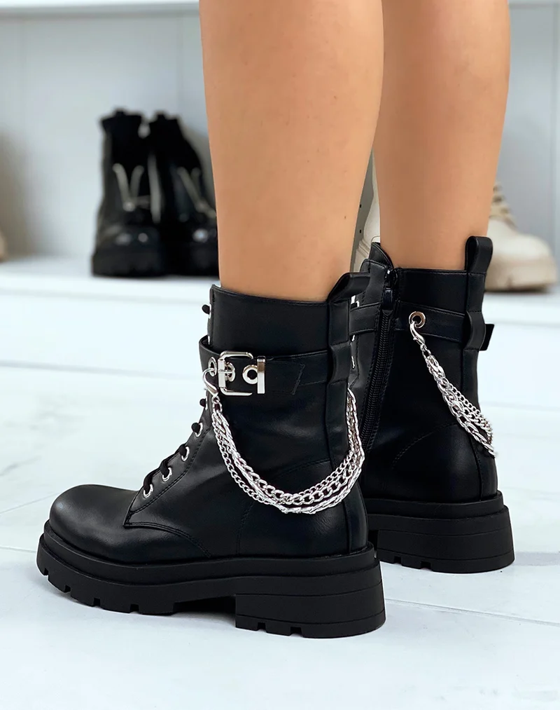 Bottines noires à chaîne argentée
