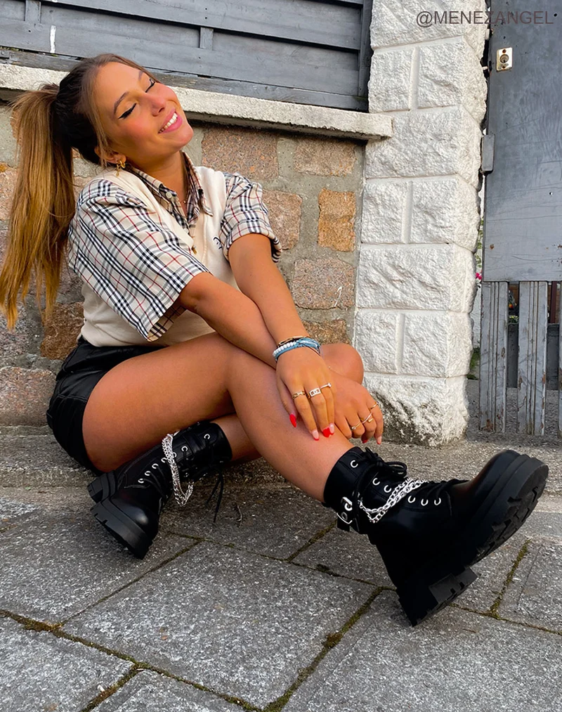 Bottines noires à chaîne argentée